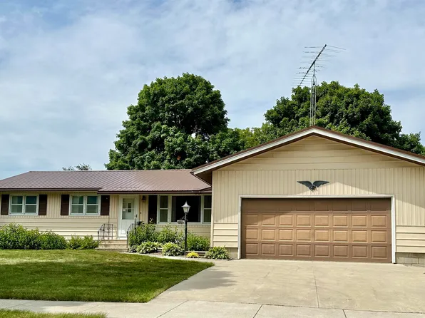 380 1st St NW, Britt, IA 50423