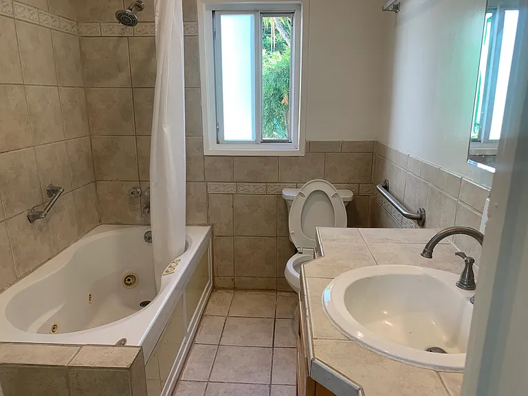 Long day? Spoil yourself in the jacuzzi tub!