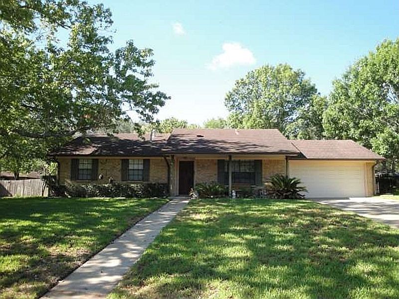 1st image of 140 Machemehl Dr