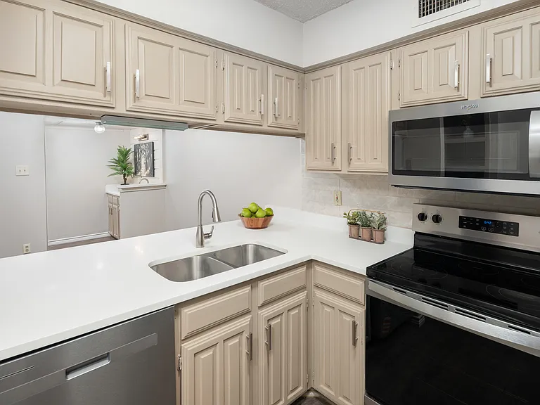 333 Melrose Dr #22D — Photo 11