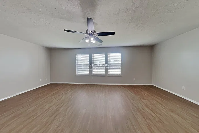 3 bed, 2.5 bath, 2206 sqft, $2,175 — Photo 4