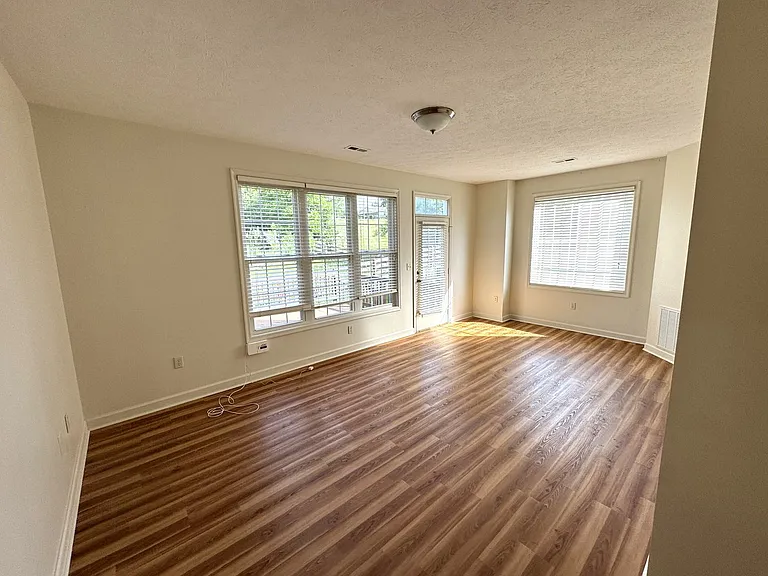 1432 Verdant Spring Ln — Photo 2