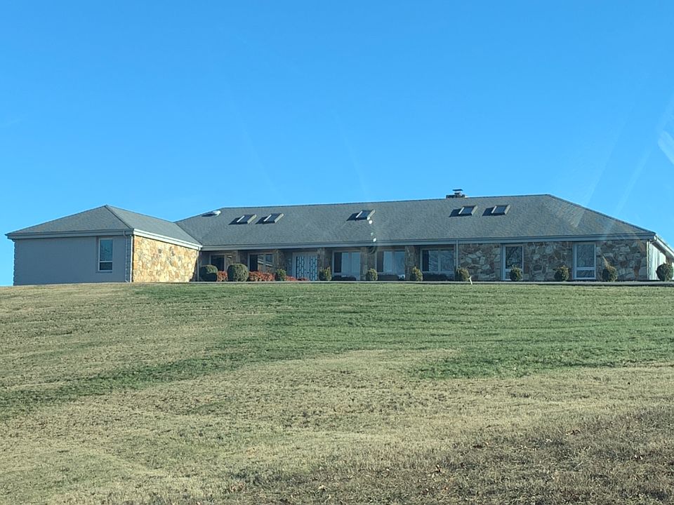 2nd image of 606 Sweetbriar Ln