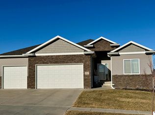 9415 Dutch Mill Ln, Lincoln, NE 68516