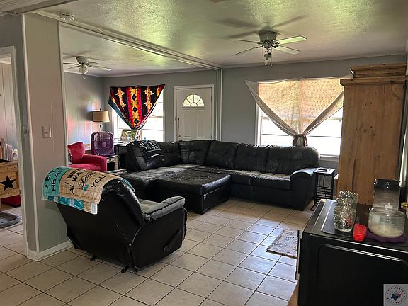2nd image of 810 Bluebonnet Dr