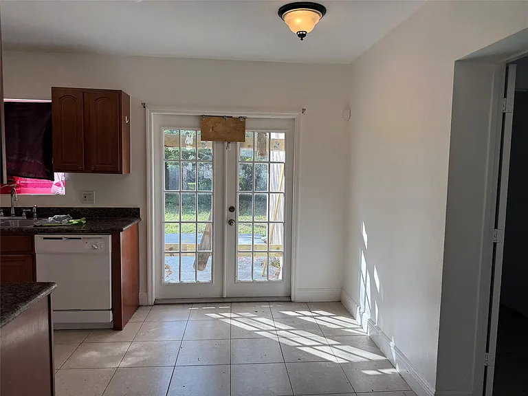 1139 NW 9th Ave — Photo 6