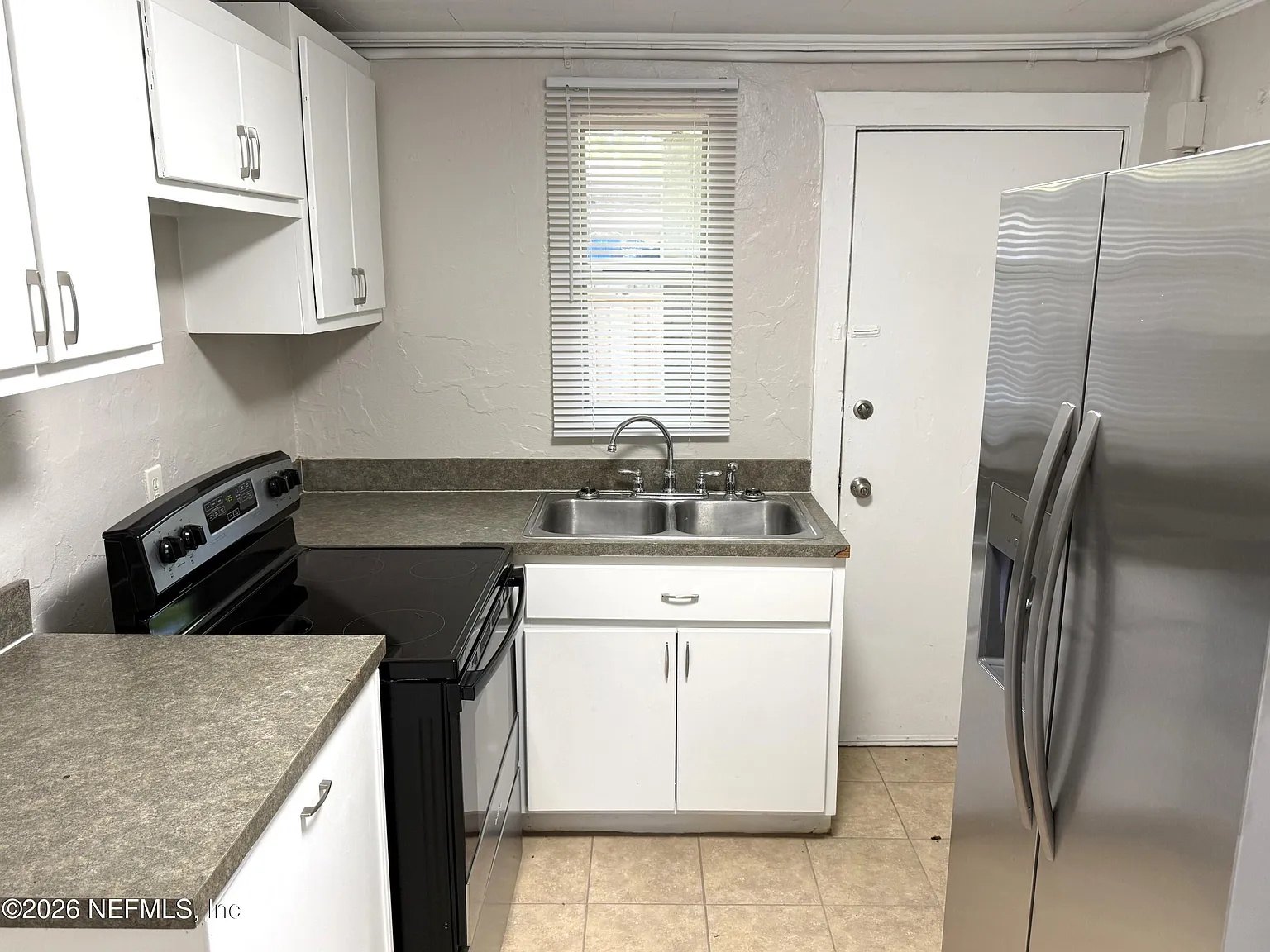 3 bed, 1.0 bath, 800 sqft, $1,150 — Photo 2