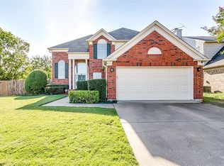8001 Cloverglen Ln, Fort Worth, TX 76123