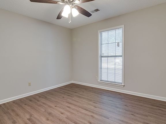 4th image of 4572 Sandy Park Dr