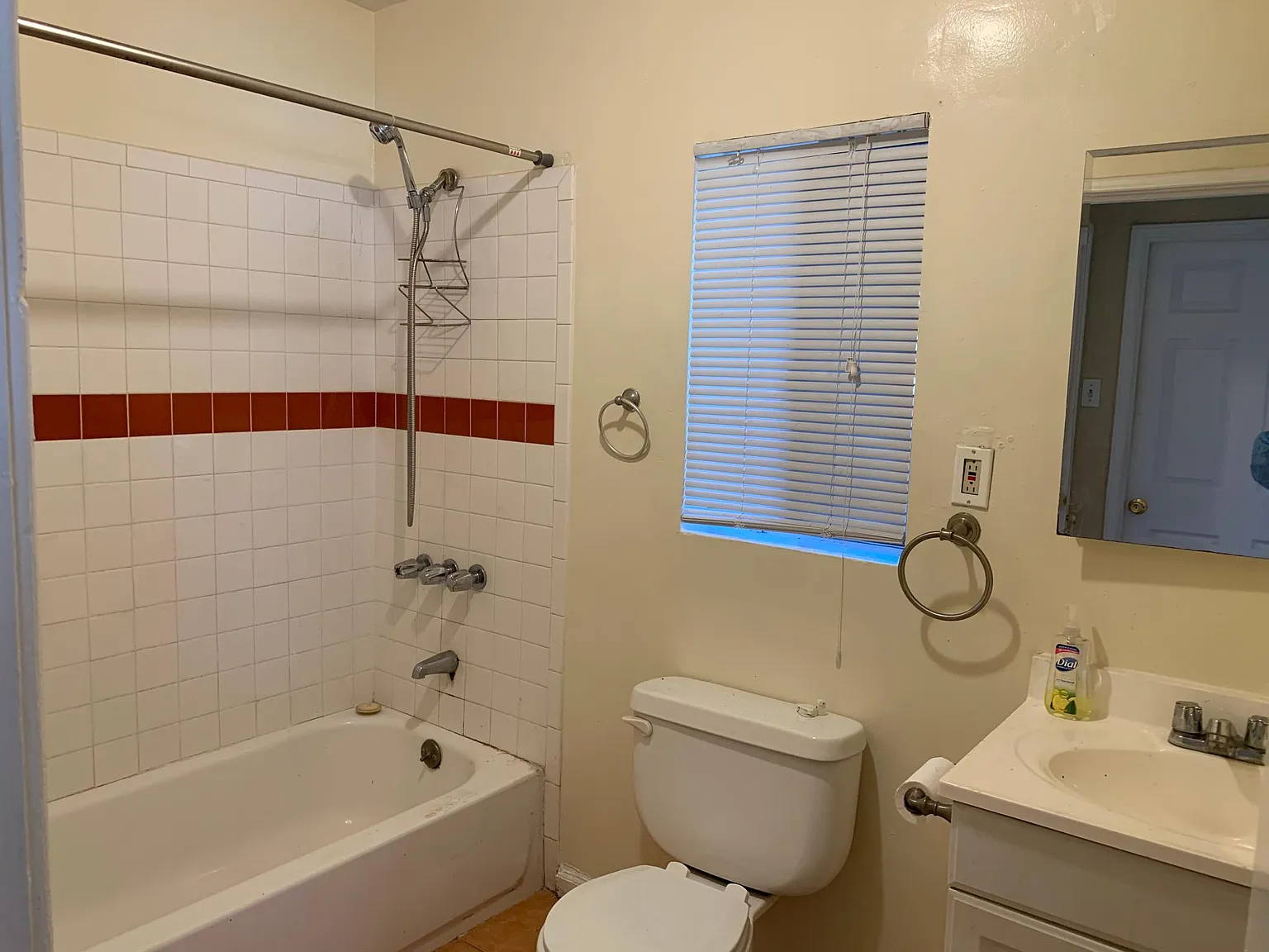 1 bed, 560 sqft, $1,700 — Photo 2