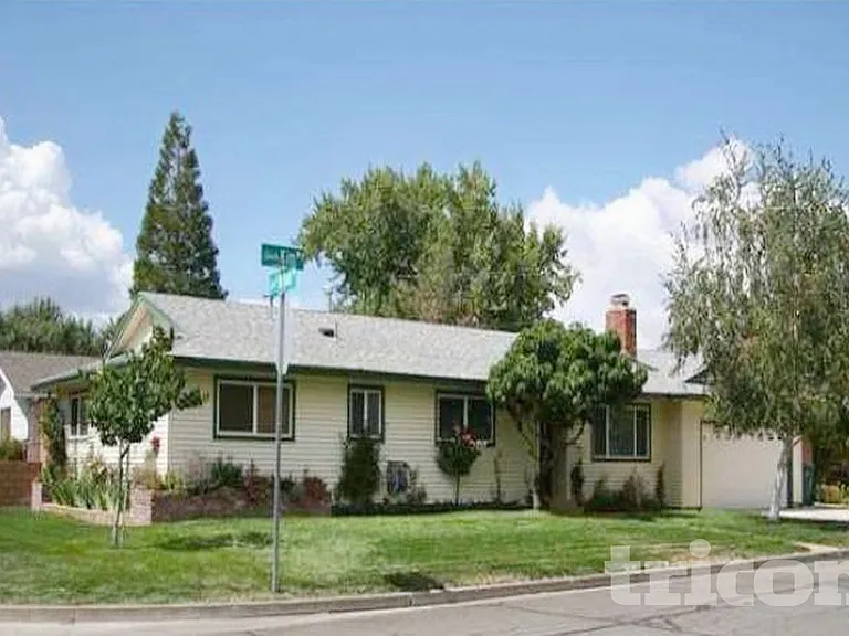 2001 Kim Way — Photo 1