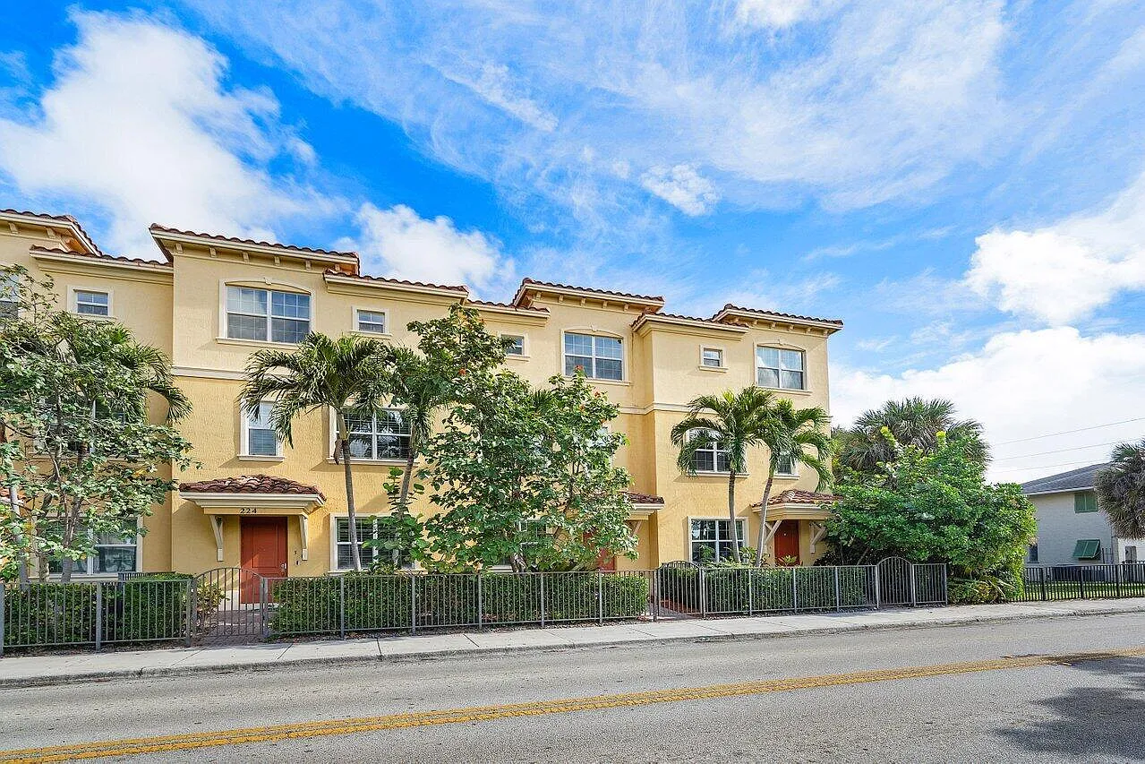 3 bed, 2.5 bath, 1640 sqft, $3,100 — Photo 3