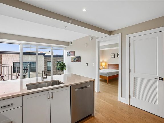 4th image of 925 N Fairfax St #403