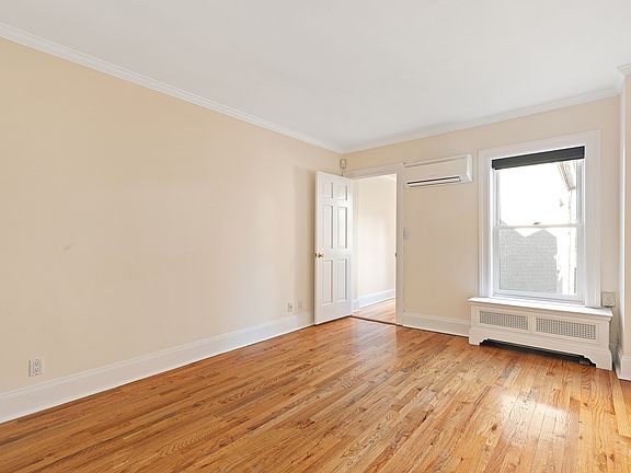5th image of 129 E 61st St #6A