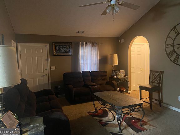 4th image of 911 Castle Ct