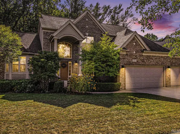 22152 Beech Knoll Dr, Macomb, MI 48044