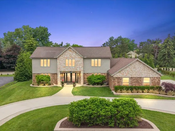 2118 Coach Way Ct, Bloomfield Hills, MI 48302