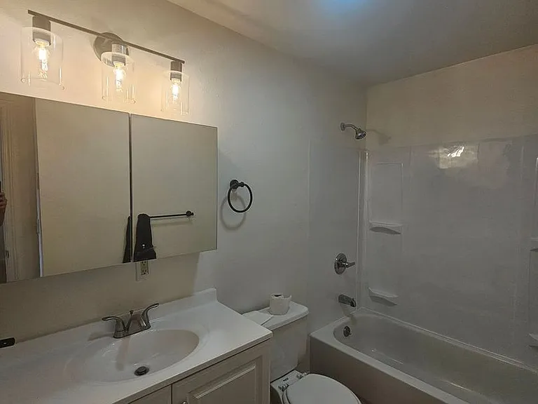 870 NW Commercial St — Photo 3