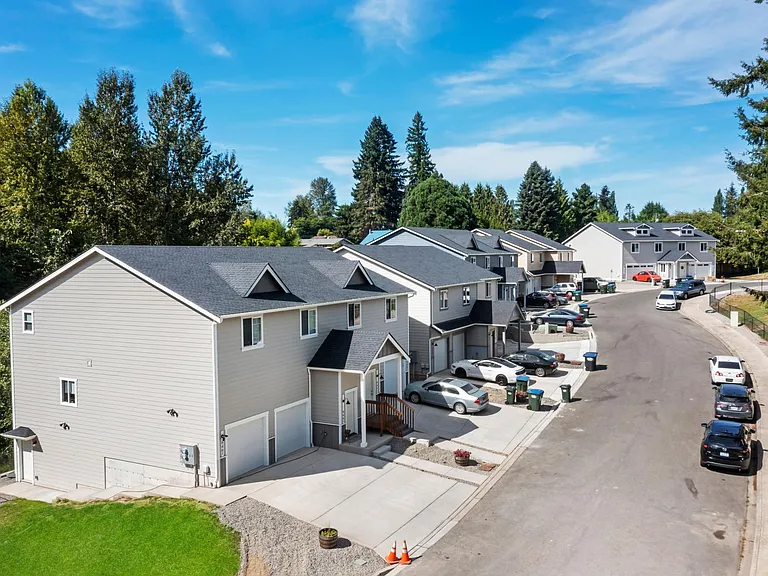 660 Hansen St SE #A — Photo 2