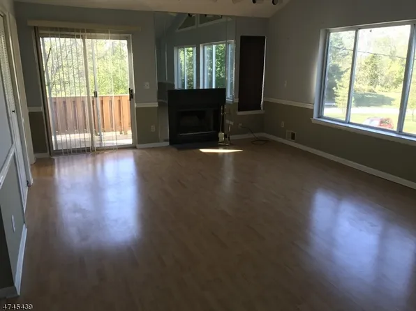 15 Falcon Ridge Way N #105, Hamburg, NJ 07419
