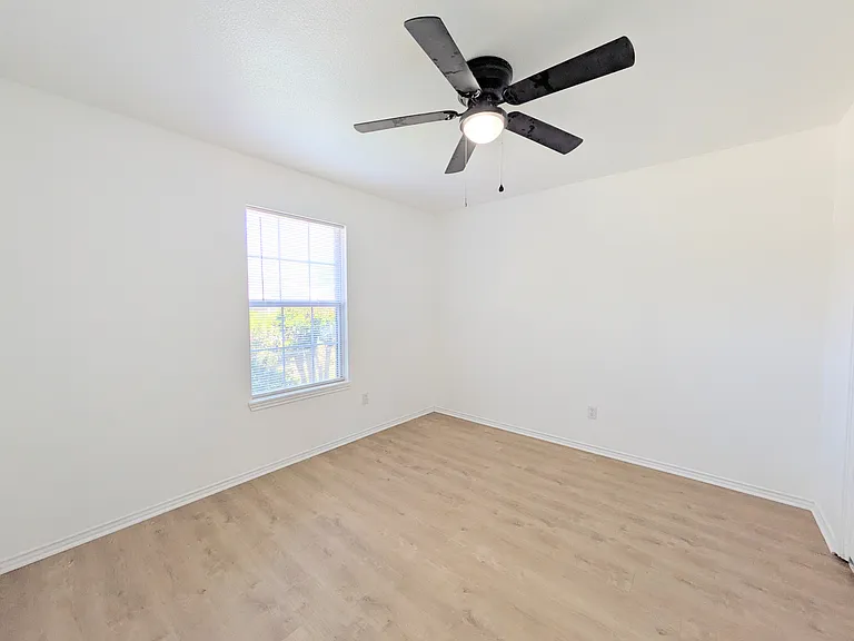 1070 Misty Acres Dr — Photo 5
