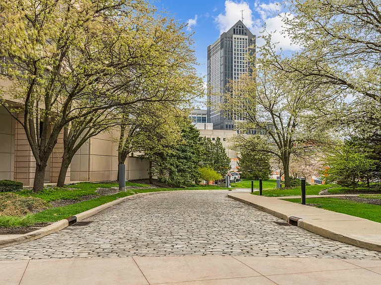 1 Miranova Pl #1840 — Photo 21