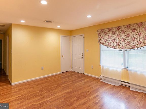 4th image of 140 Bayberry St