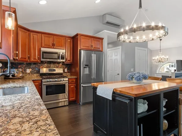 24 High St, North Brookfield, MA 01535