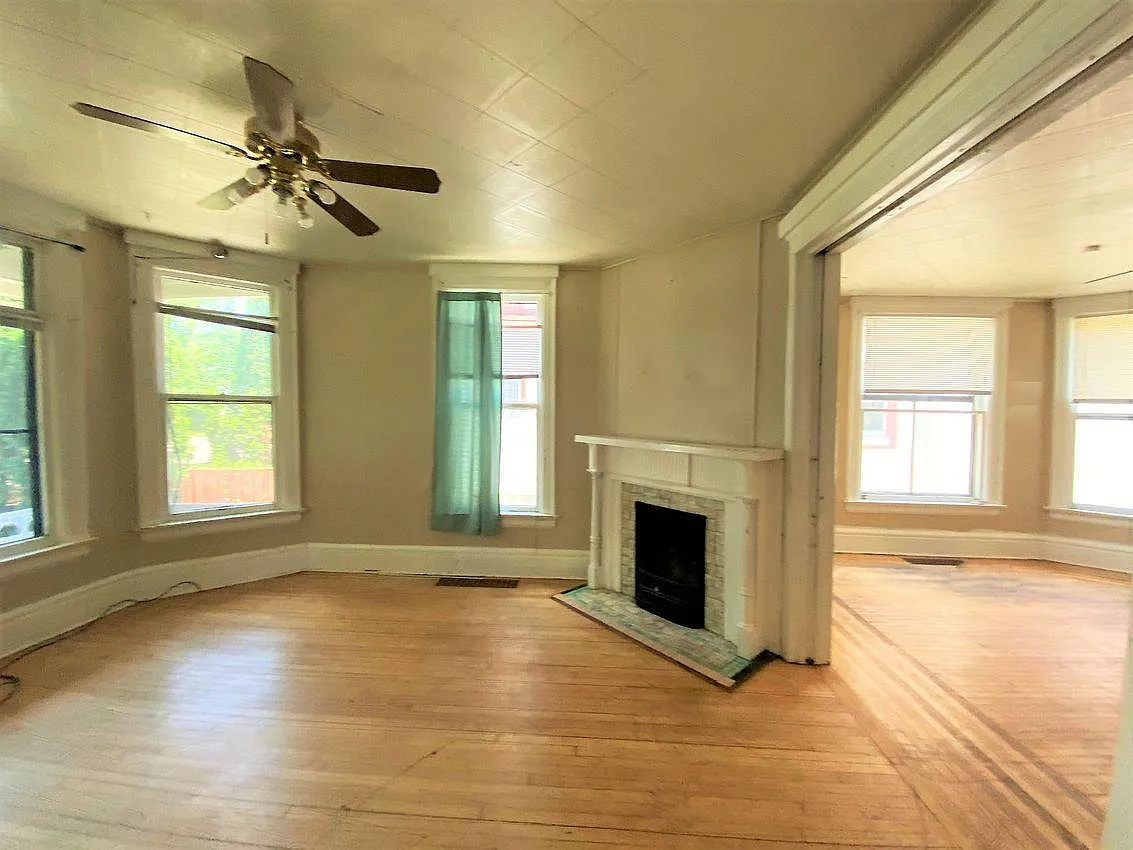 10 bed, 6496 sqft, $4,250 — Photo 4