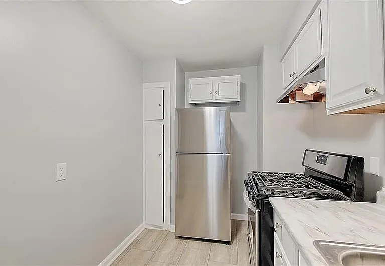 702 W 42nd St — Photo 8
