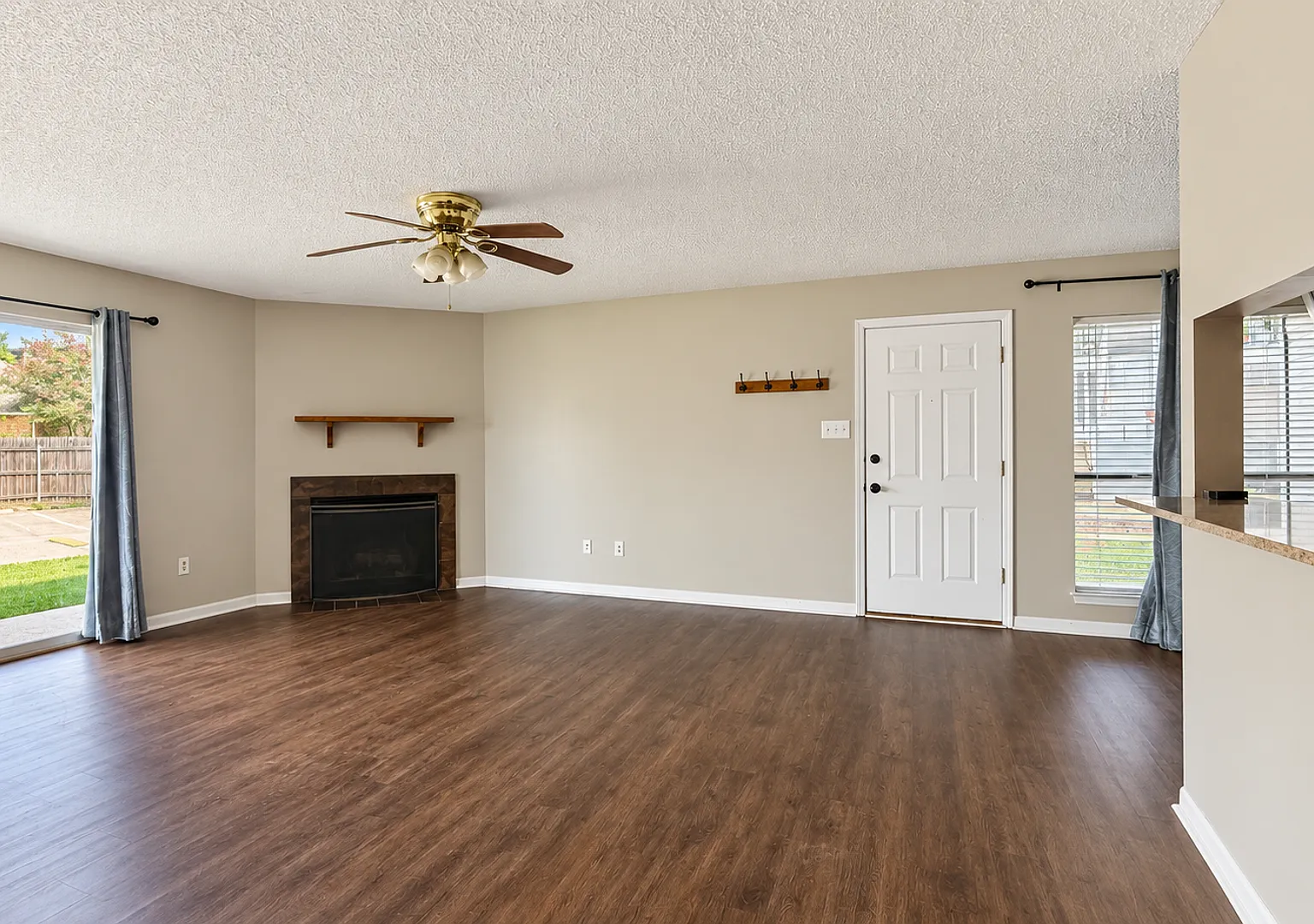 Welcome home to this charming 2-bedroom, 2-bath downstairs unit in the heart of Baton Rougejust m... — Photo 2