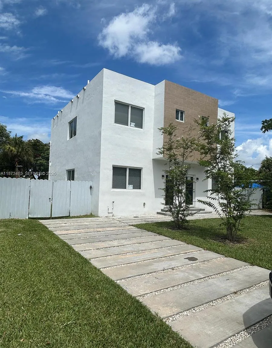 723 NW 19th Ave — Photo 3