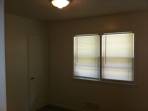 3rd image of 10105 White Ave