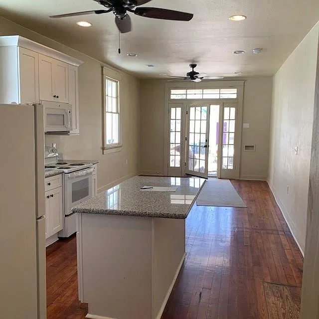 2 bed, 956 sqft, $1,600 — Photo 2