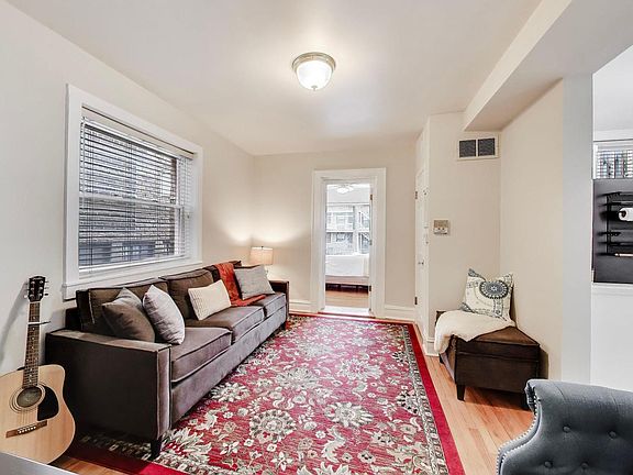 4th image of 722 W Oakdale Ave APT 1R