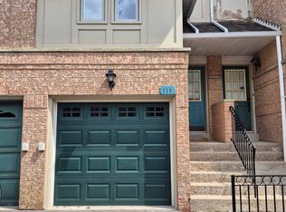 1050 Bristol Rd W #111, Mississauga, ON L5V 2E8