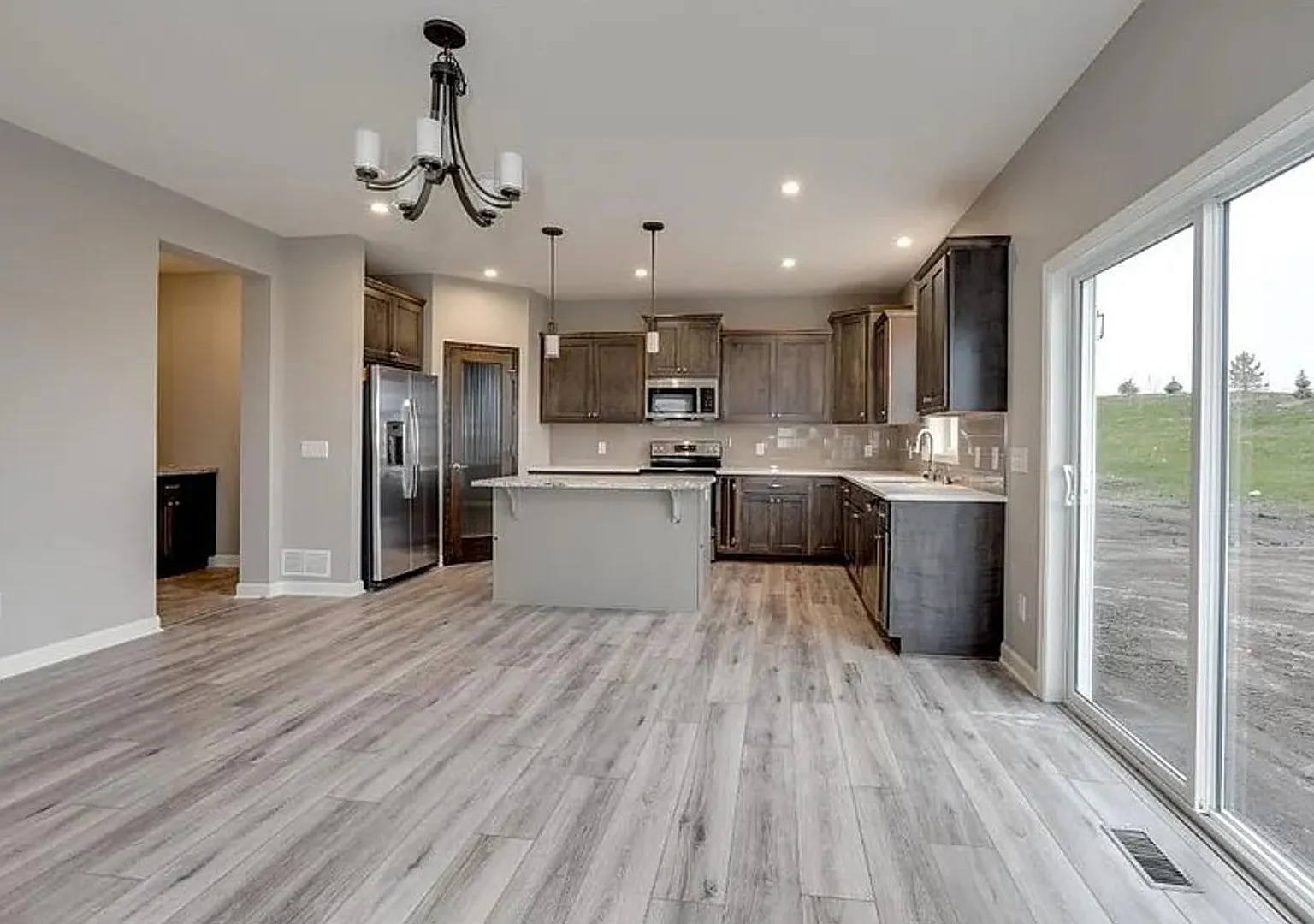 Spacious 4 Bedroom 2.5 Bath Home in Cologne — Photo 2