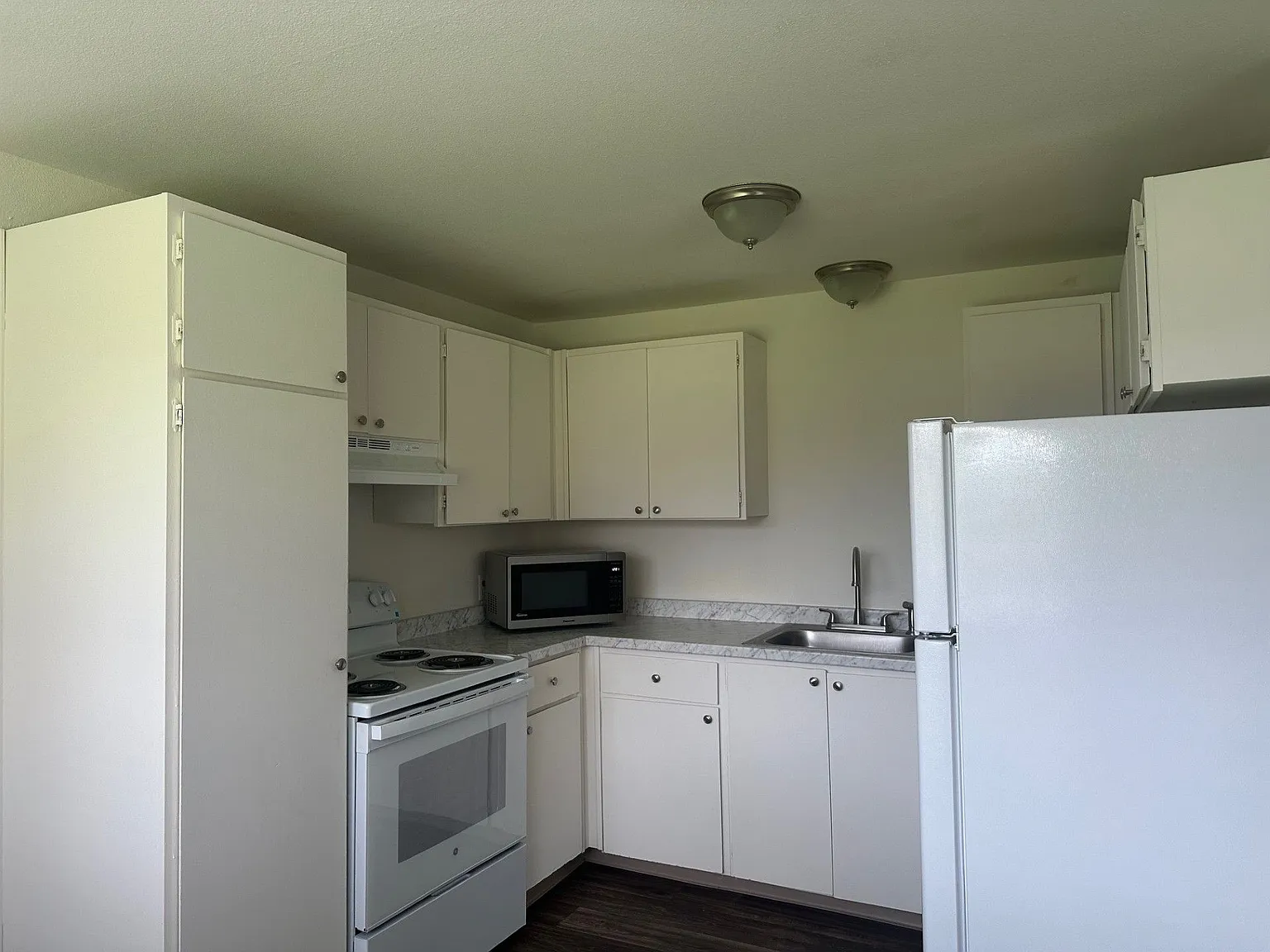 Esquire Apartments — Photo 3