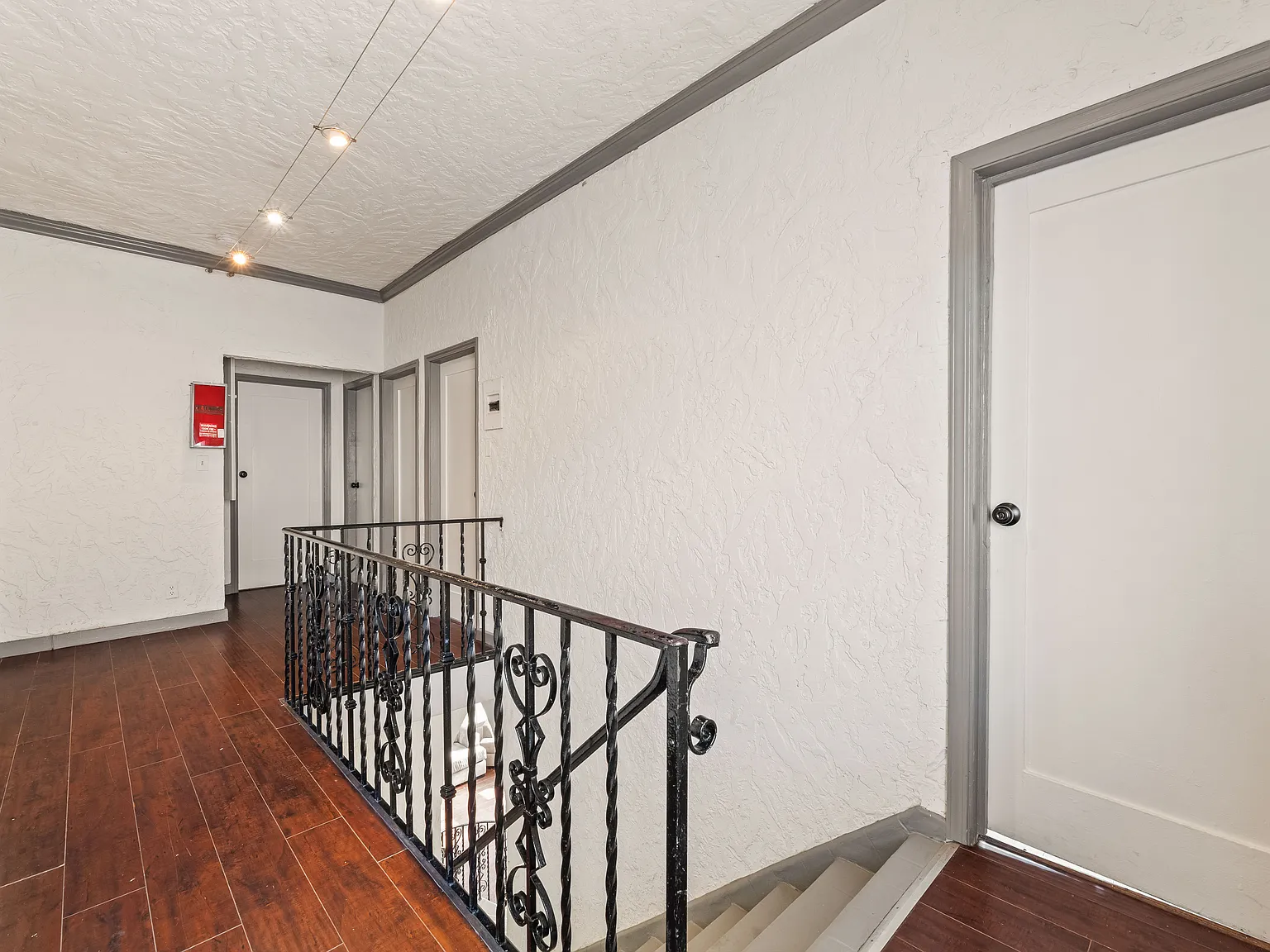 8 bed, 3000 sqft, $1,200 — Photo 4