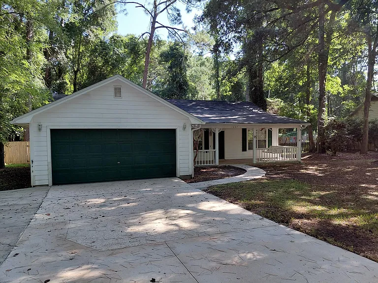 1667 Folkstone Rd — Photo 1