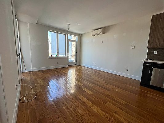 3rd image of 871 Bergen St APT 4A