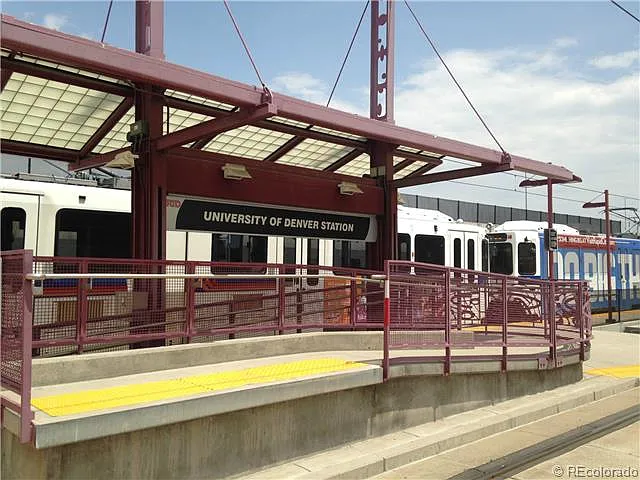 DU Light rail 1 block walk