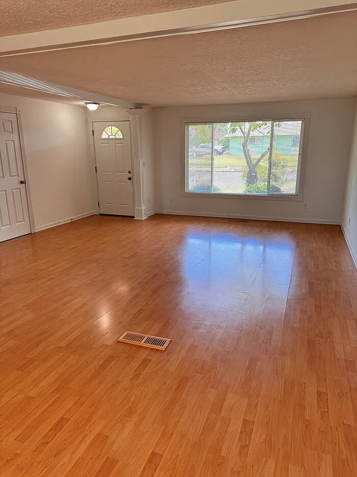 3 bed, 2.0 bath, 1628 sqft, $2,795 — Photo 4