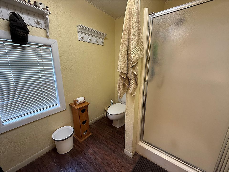 16th image of 409 Oak Dr