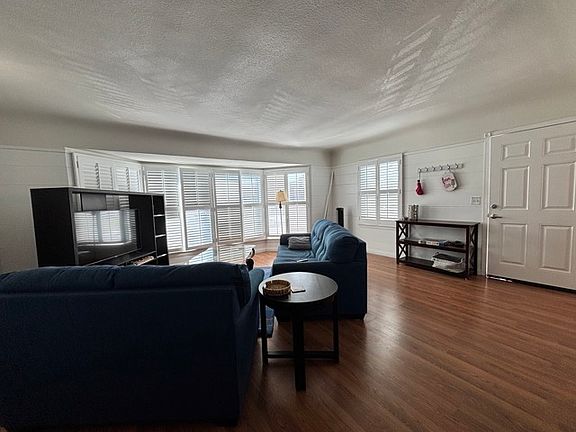 3rd image of 604 Clubhouse Ave #2
