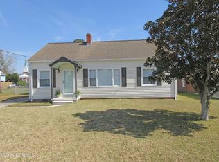 606 E Sabiston Dr, Swansboro, NC 28584