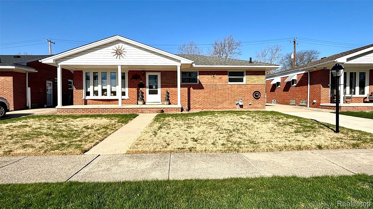 1772 Lakeview St photo 1