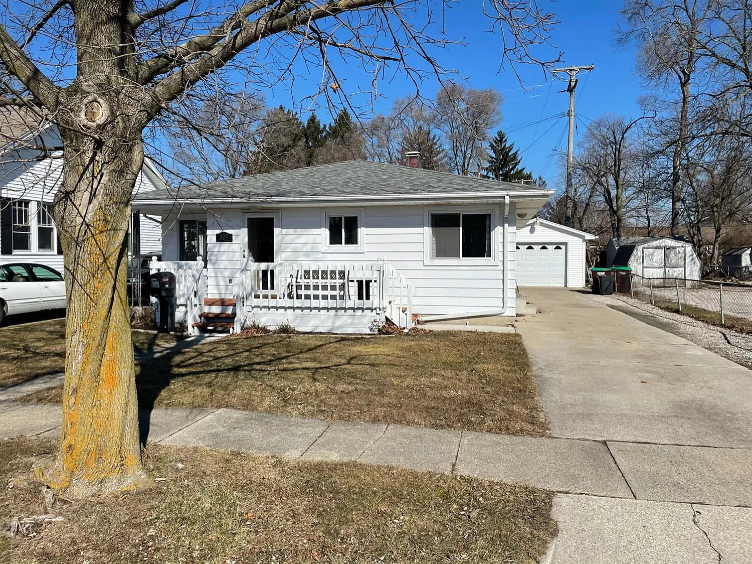 329 Smith Ave photo 1
