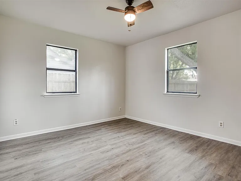 2212 Rifle Bend Dr — Photo 12