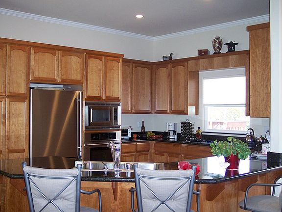 Beautiful Kitchen with Granite